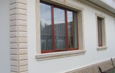 Отделка углов каркасного дома рустом